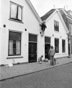 880074 Gezicht op de voorgevels van de woningen Kerkstraat 16-18 te Utrecht, waar een 'abraham' uithangt ter ...